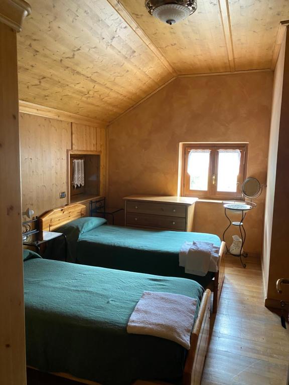 Zimmer mit 2 Betten und einem Fenster in der Unterkunft Villa Avio in Temù