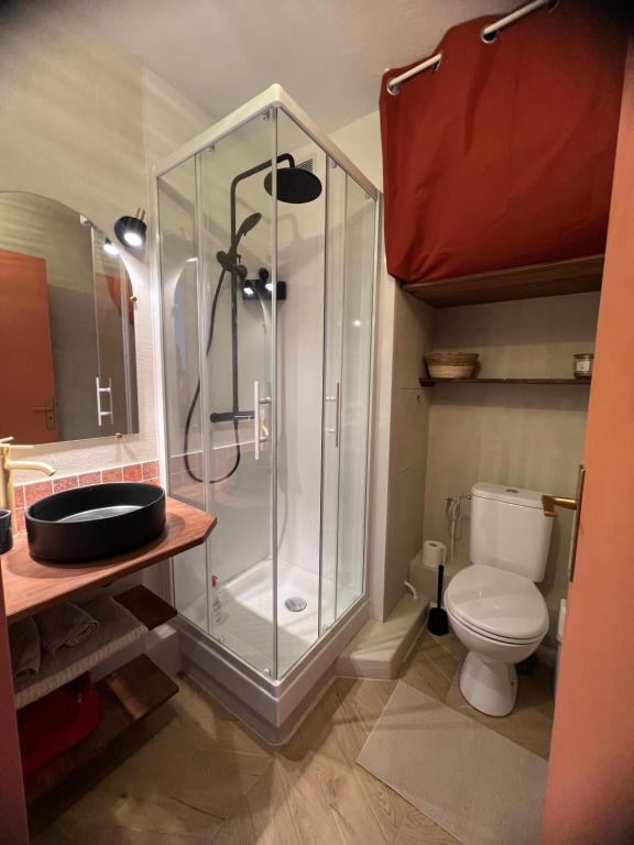 Ένα μπάνιο στο Studio cosy, piscine, parking, 5min plage, Arcachon