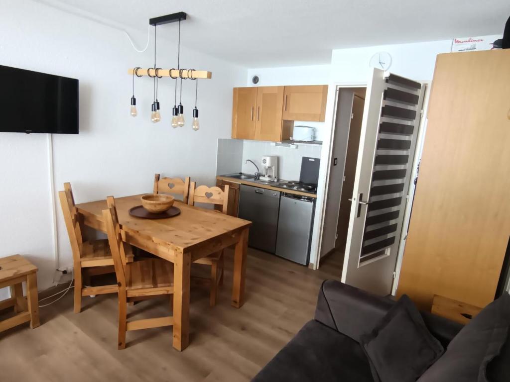 Kuchyňa alebo kuchynka v ubytovaní Résidence Ferme D'augustin - Batiment D - Appartement "cosy" entièrement rénové, sur les pistes, balcon, parking. MAE-8834
