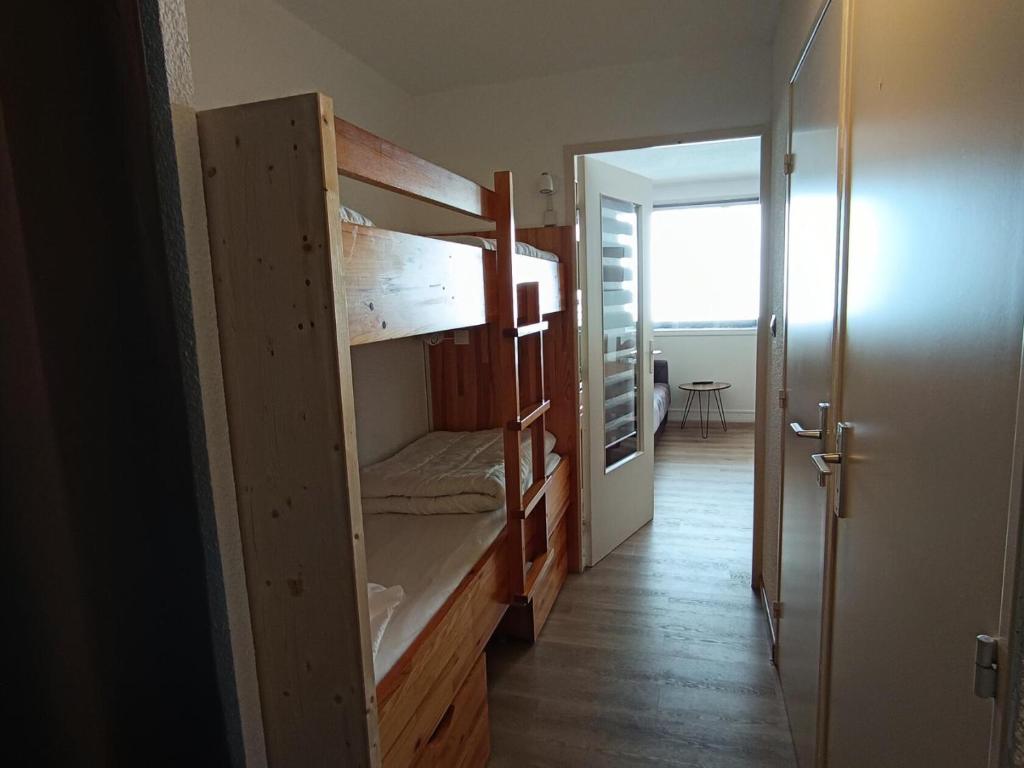 Posteľ alebo postele v izbe v ubytovaní Résidence Ferme D'augustin - Batiment D - Appartement "cosy" entièrement rénové, sur les pistes, balcon, parking. MAE-8834