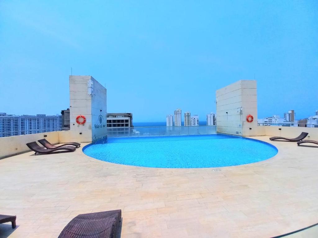 duży basen na dachu budynku w obiekcie APARTAMENTO RODADERO CRISTAL BEACH In w mieście Gaira