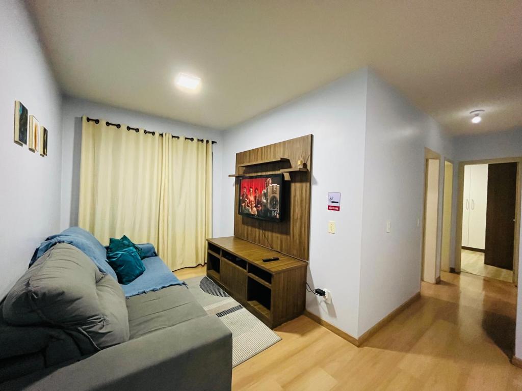 TV a/nebo společenská místnost v ubytování Apartamento mobiliado no centro com ar portátil e internet