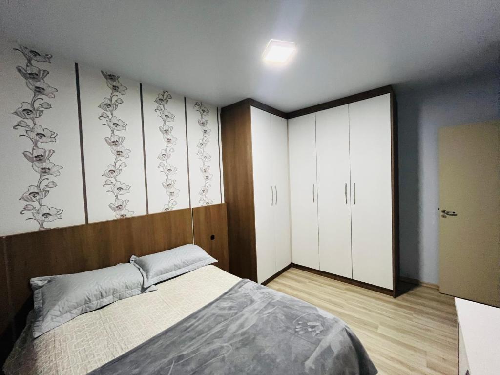 Postel nebo postele na pokoji v ubytování Apartamento mobiliado no centro com ar portátil e internet