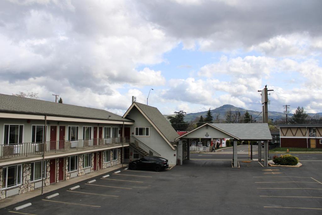 Nespecifikovaný výhled na hory nebo výhled na hory při pohledu z motelu