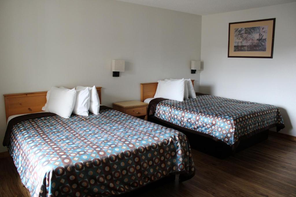 Postel nebo postele na pokoji v ubytování Pine Tree inn