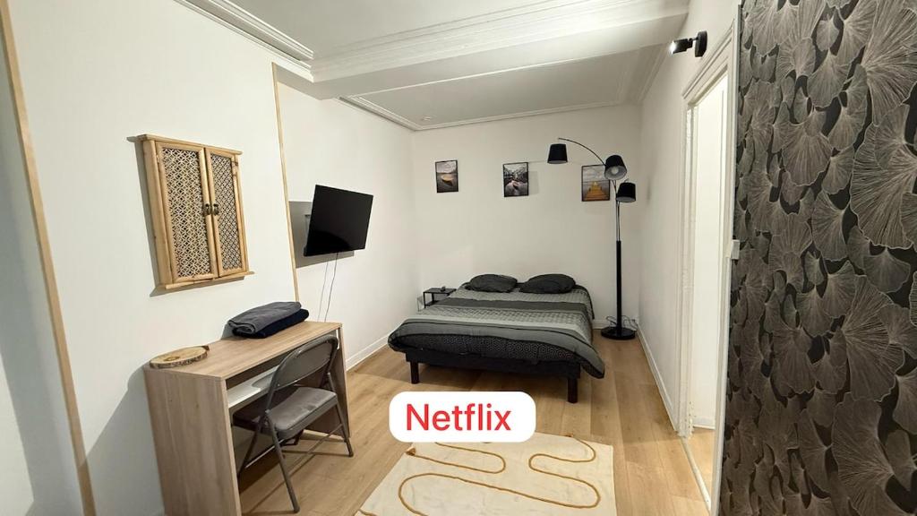 une petite chambre avec un lit et un bureau dans l'établissement Limare - Studio Hypercentre Orléans, à Orléans