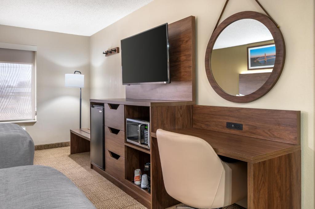 Quality Inn & Suites near Owensboro & Holiday World GOLD AWARD WINNER photo