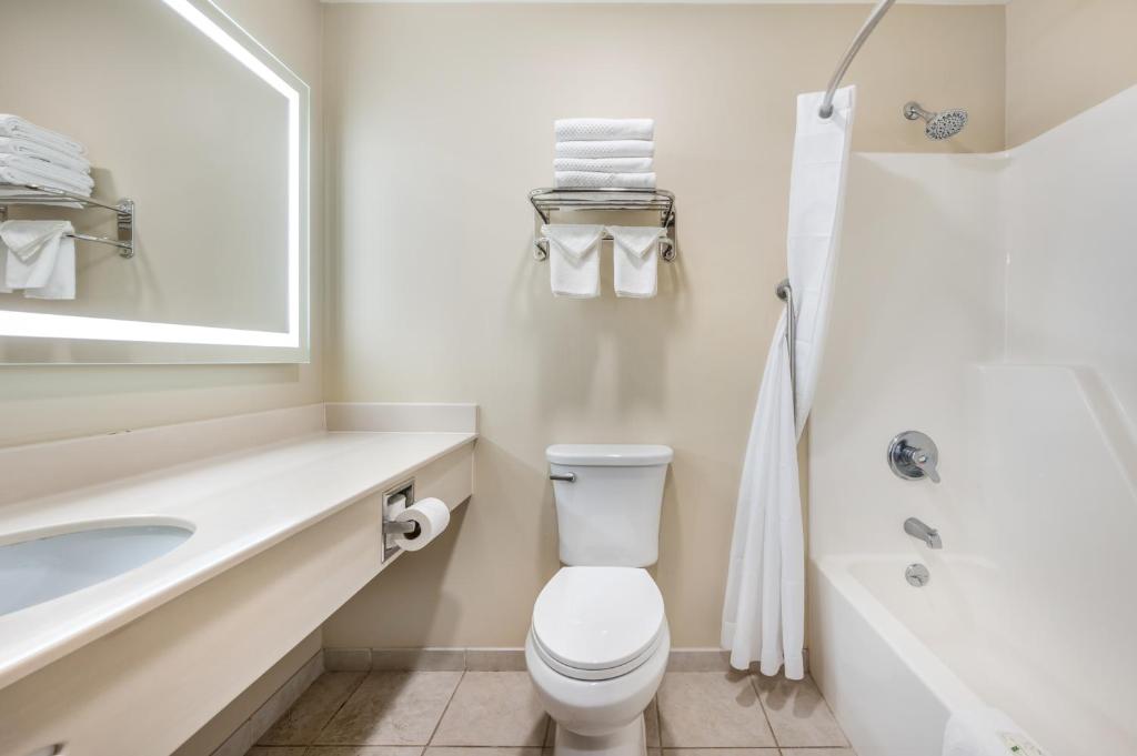 Quality Inn & Suites near Owensboro & Holiday World GOLD AWARD WINNER photo