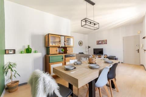 un salon avec une table et quelques chaises dans l'établissement MAISON DE VILLE AVEC GARAGE ET TERRASSE, à Lourdes