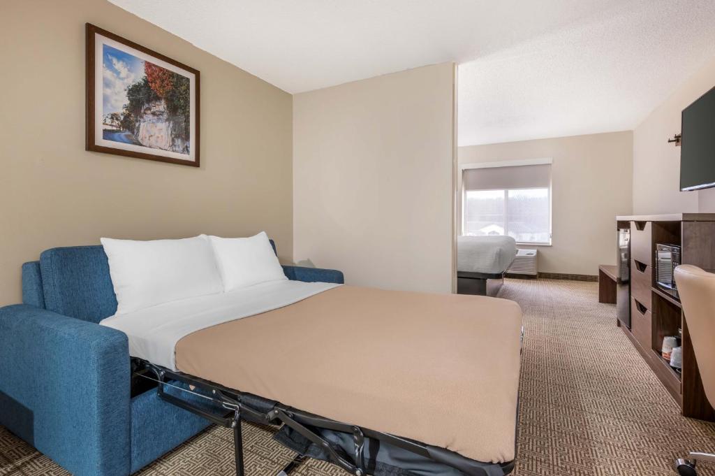 Quality Inn & Suites near Owensboro & Holiday World GOLD AWARD WINNER photo