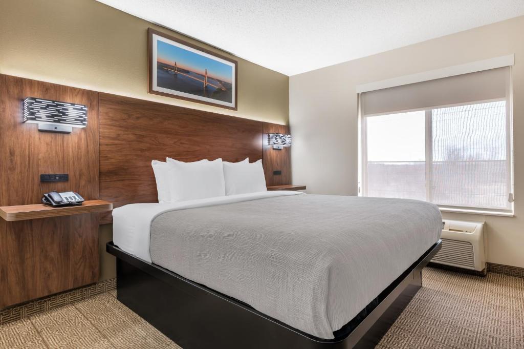Quality Inn & Suites near Owensboro & Holiday World GOLD AWARD WINNER photo