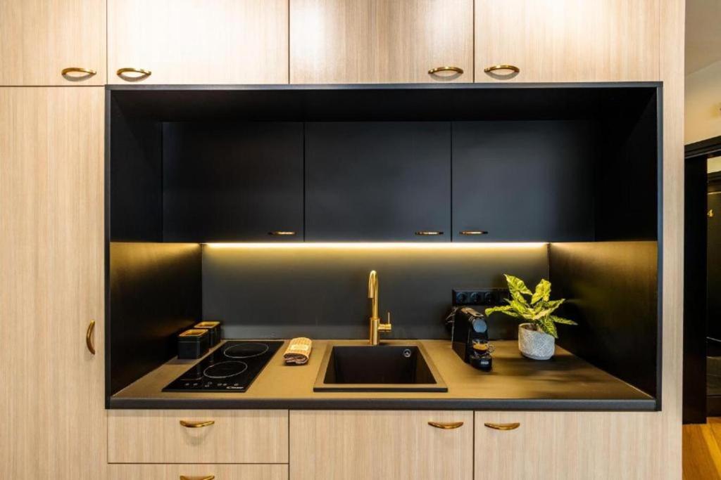 Triple A - Golden Eight - On Aiolou Downtown - FREE Parking! - Resim 22