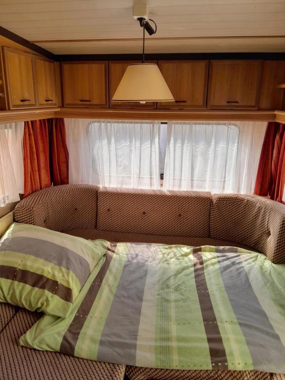 Postel nebo postele na pokoji v ubytování Moving Inn - Retro Übernachten im Wohnwagen, günstig & zentral