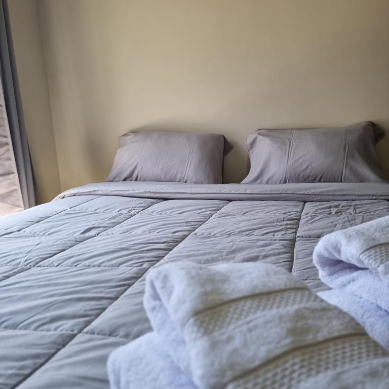 Postel nebo postele na pokoji v ubytování Quarto privado em casa com piscina compartilhada e a 6 minutos do centro da cidade