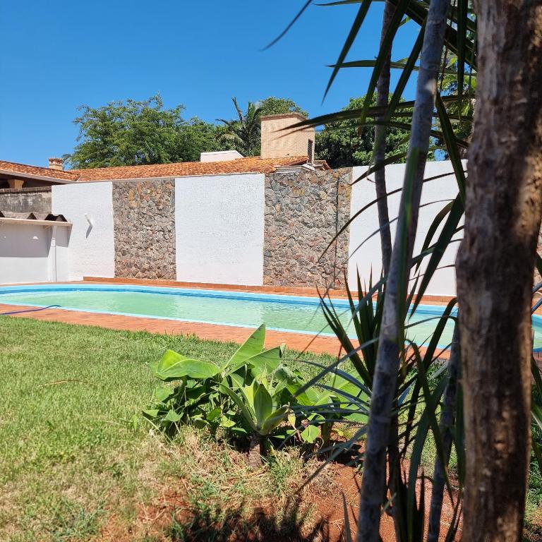 Bazén v ubytování Quarto privado em casa com piscina compartilhada e a 6 minutos do centro da cidade nebo v jeho okolí