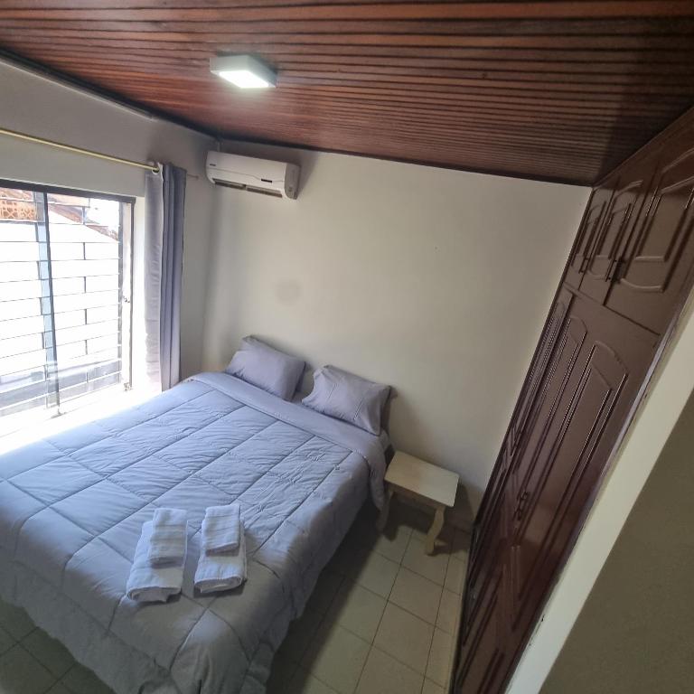 Postel nebo postele na pokoji v ubytování Quarto privado em casa com piscina compartilhada e a 6 minutos do centro da cidade
