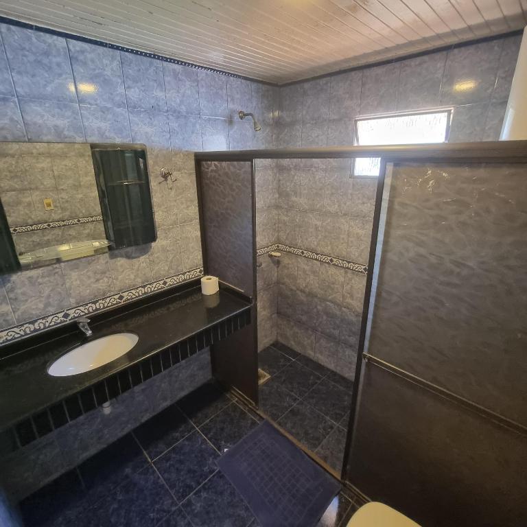Koupelna v ubytování Quarto privado em casa com piscina compartilhada e a 6 minutos do centro da cidade