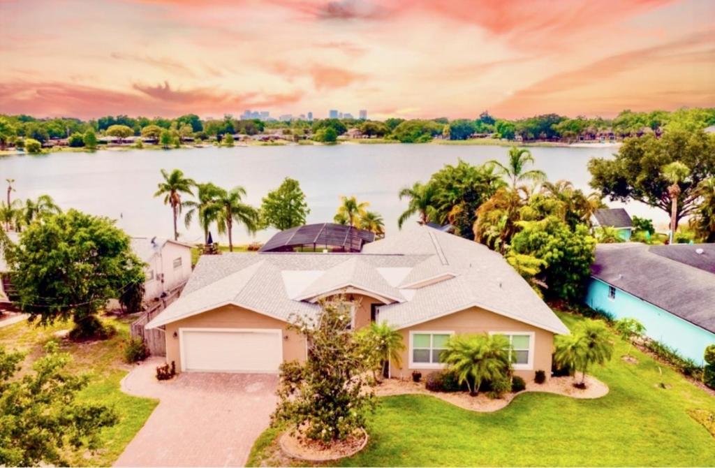una vista aérea de una casa con un lago en Lakefront and Pool 4bed Orlando House Near Downtown 20 minutes from Attractions, en Orlando