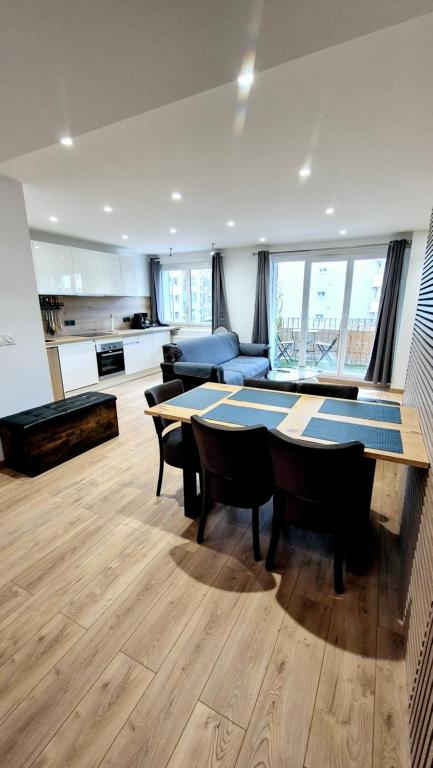 un grand salon avec une table et un canapé dans l'établissement Le Necy, entièrement Rénové en 2025, à Annecy