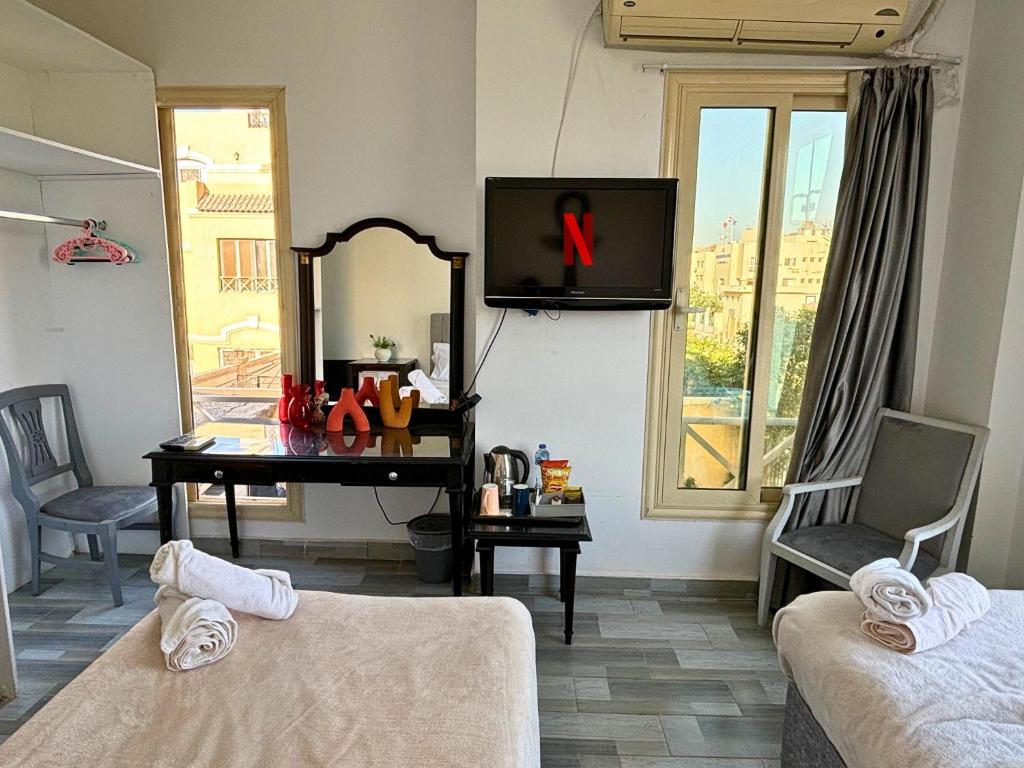 TV a/nebo společenská místnost v ubytování K Boutique Hotel MedSpa-Pyramids & Grand Egyptian Museum