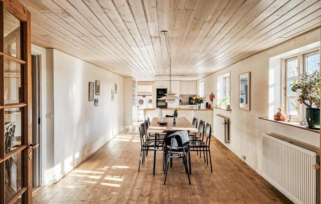 Posezení v ubytování Stunning Home In Hjørring