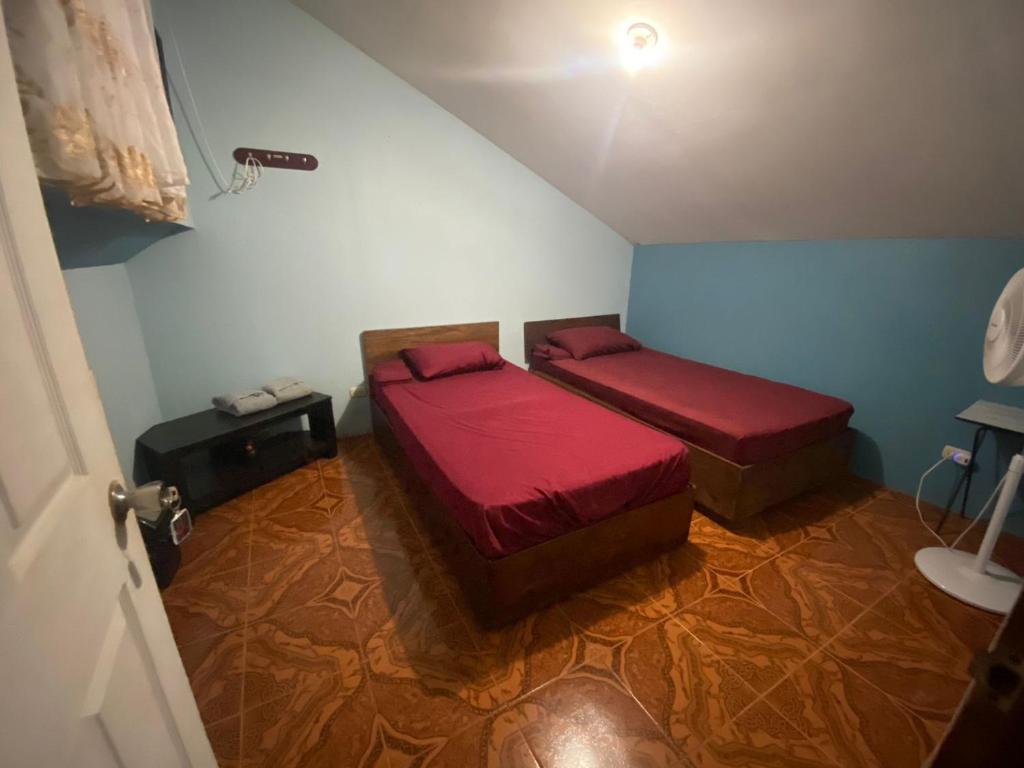 Postel nebo postele na pokoji v ubytování Nambí Rooms