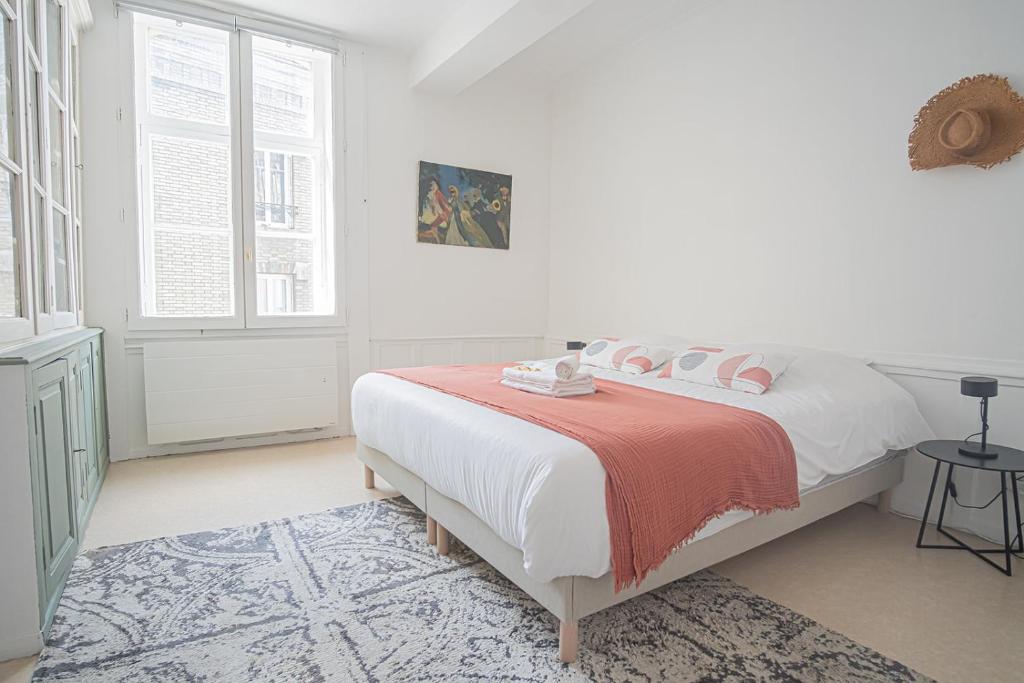 une chambre blanche avec un lit et une fenêtre dans l'établissement Elegant & Spacious Apartment - Steps from Cathedral, à Reims