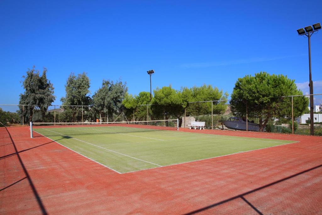 Tenis a/nebo squash v ubytování Asteras Paradise nebo okolí