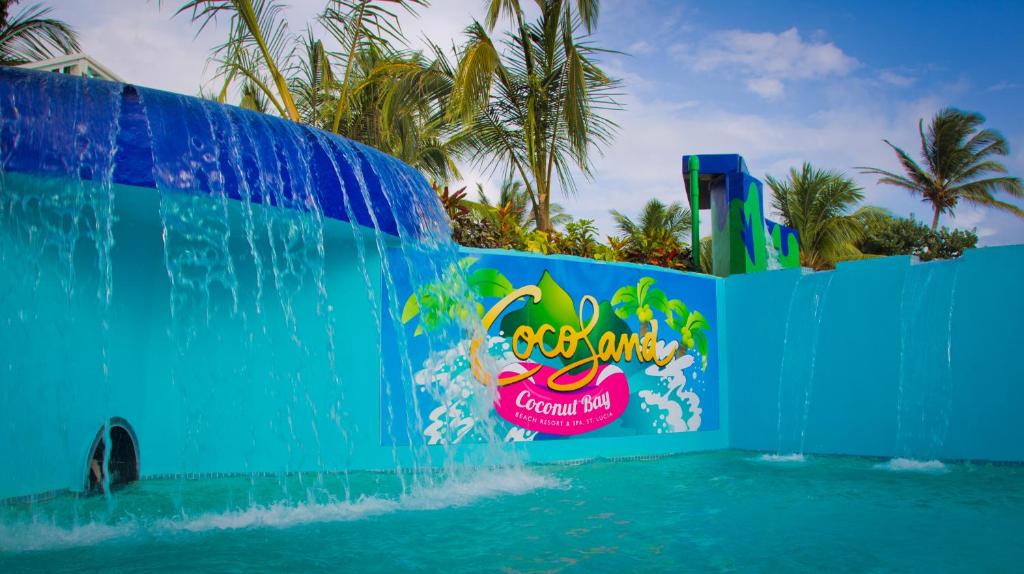 Bazén v ubytování Coconut Bay Beach Resort & Spa All Inclusive nebo v jeho okolí