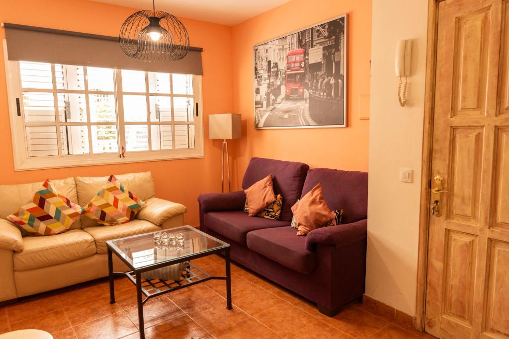 una sala de estar con un sofá y una mesa en Lanzarote Beach, en Arrecife
