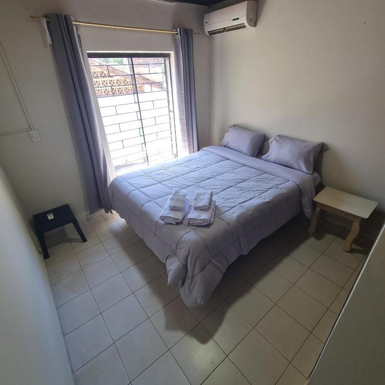 Postel nebo postele na pokoji v ubytování Quarto privado em casa com piscina compartilhada e a 6 minutos do centro da cidade