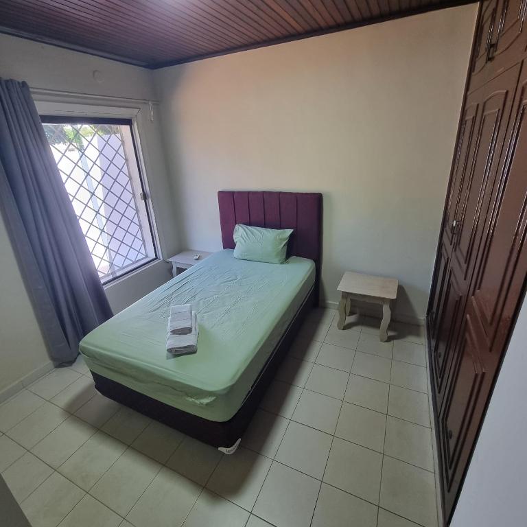 Postel nebo postele na pokoji v ubytování Quarto privado em casa com piscina compartilhada e a 6 minutos do centro da cidade