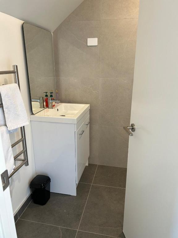 Apartment 5 on Armagh! - Resim 12