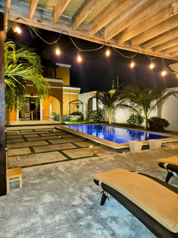 a swimming pool in the middle of a building at Casa Flamingos Altabi in Mérida