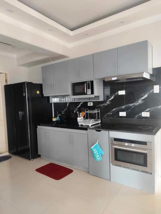 Kuchyň nebo kuchyňský kout v ubytování Cosy Nest Royal Oceancrest Mactan