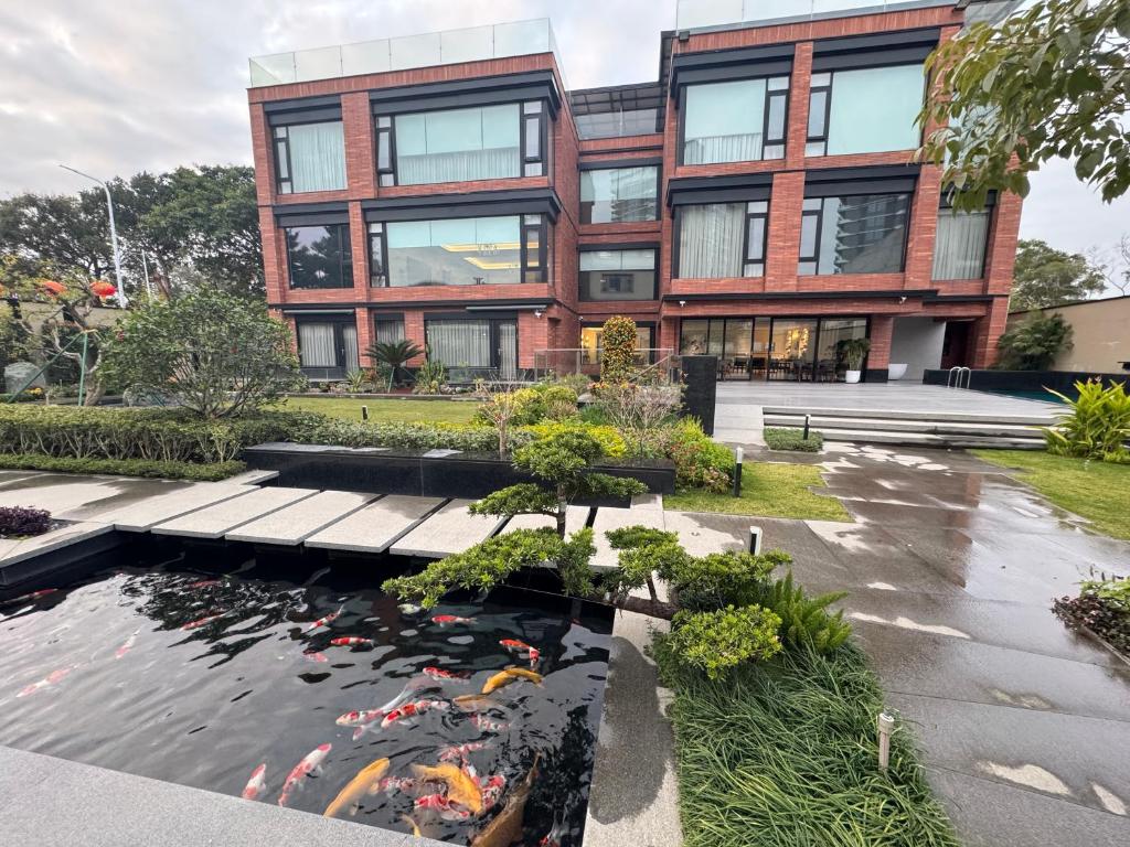中山ShanJun Resident的前面有锦 ⁇ 池的建筑