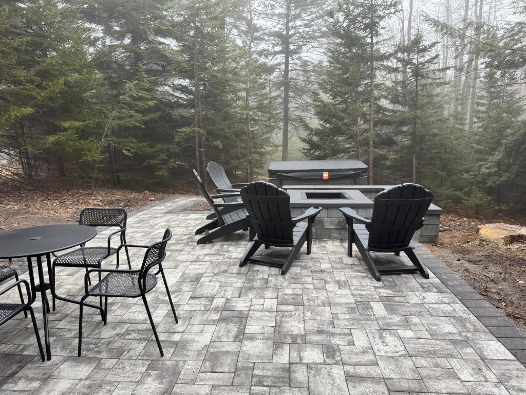 Fotografie z fotogalerie ubytování The Hangout Haven - Theater, Hot tub, Pickleball, Ping pong, Firepit v destinaci Long Pond