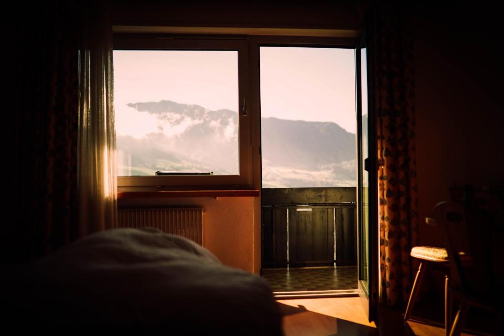 Nespecifikovaný výhled na hory nebo výhled na hory při pohledu z hotelu