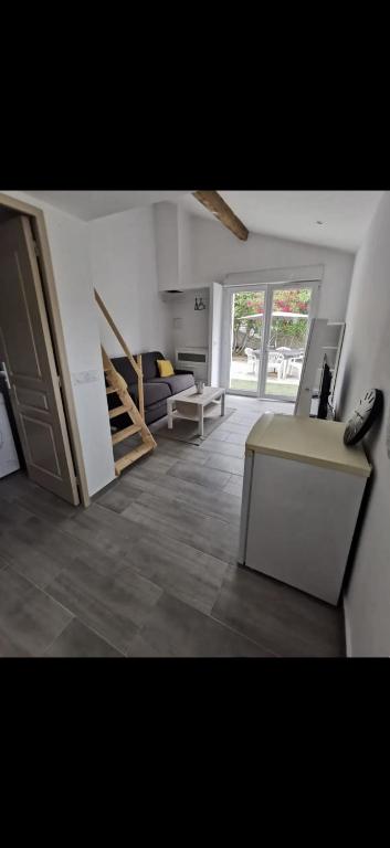 un salon avec un canapé et une table dans l'établissement Studio Cournonterral 4 couchages, à Cournonterral