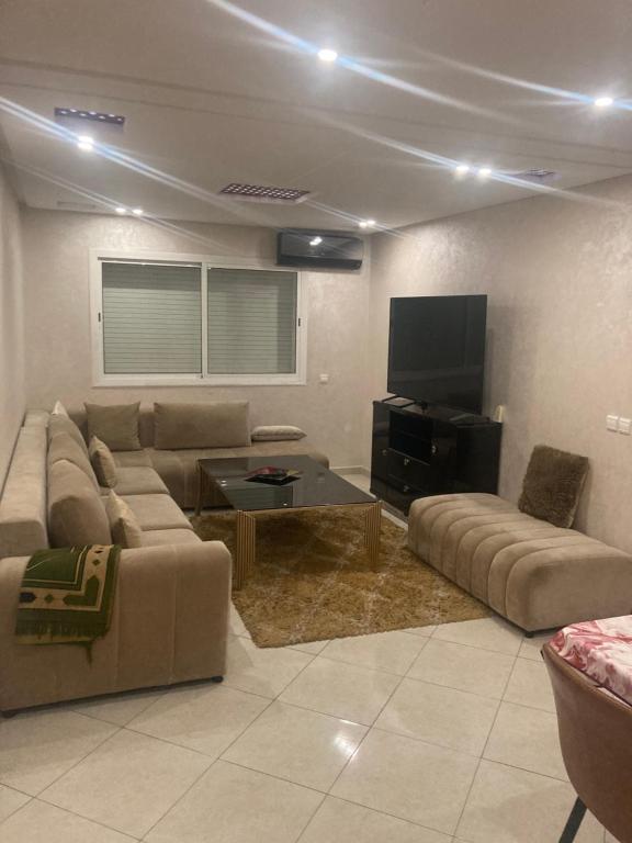 Телевизор и/или развлекательный центр в APPARTEMENT DE LUXE MEUBLE CENTRE VILLE KENITRA