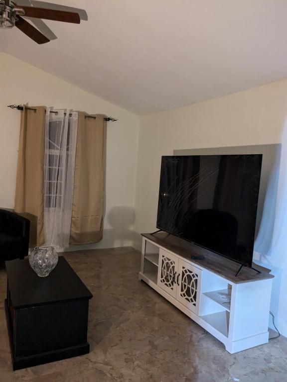 TV a/nebo společenská místnost v ubytování Bridgeview Arcadia Three
