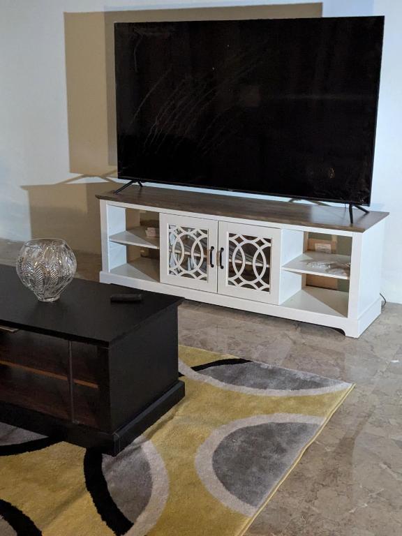 TV a/nebo společenská místnost v ubytování Bridgeview Arcadia Three