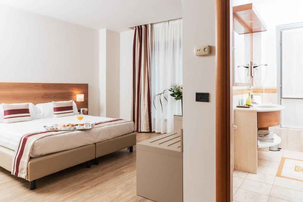 Postel nebo postele na pokoji v ubytování Hotel Royal Falcone