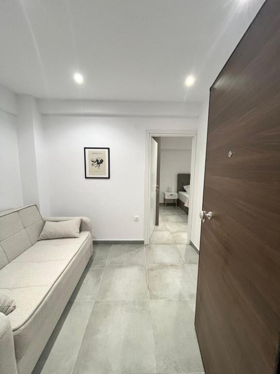 Modern Apartment with Courtyard - 2' from Metro