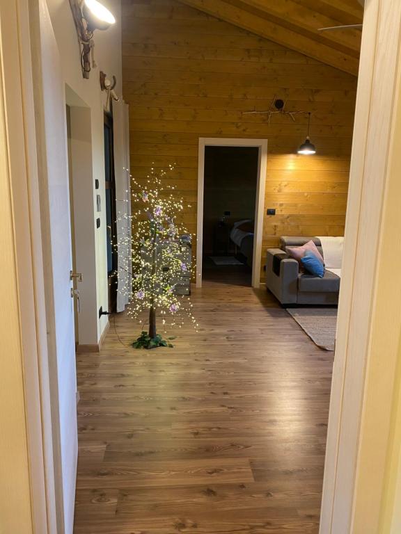 a hallway with a tree in the middle of a room at Ranch Enbrucà in Boves
