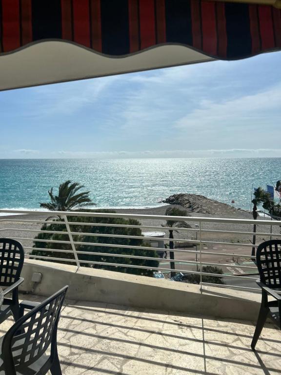 une vue sur l'océan depuis un balcon dans l'établissement Le chantilly, à Cagnes-sur-Mer
