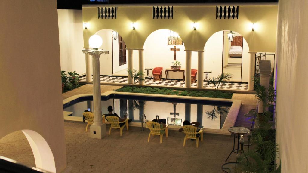 un modèle de maison avec une table et des chaises dans l'établissement Hotel Hacienda Margot, à Valladolid