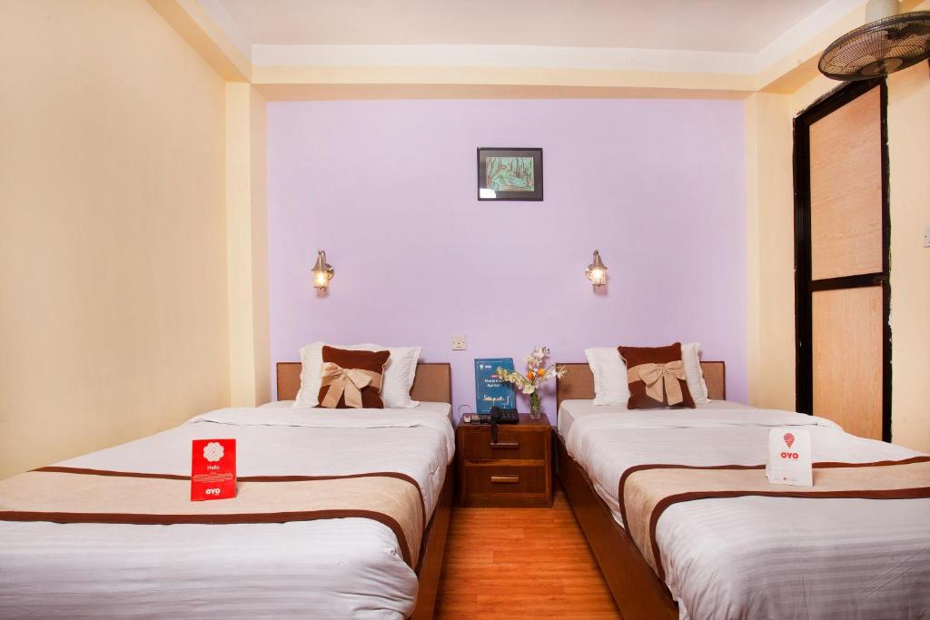 Postel nebo postele na pokoji v ubytování OYO 167 Hotel Lotus Buddha Inn