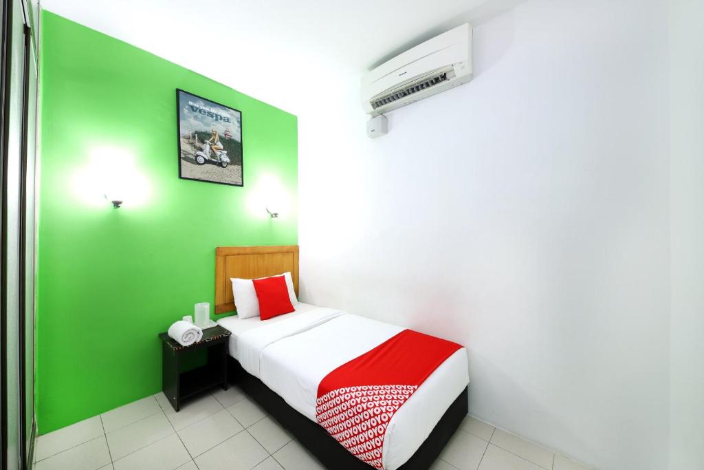 Postel nebo postele na pokoji v ubytování Super OYO 502 Midah Inn Puchong