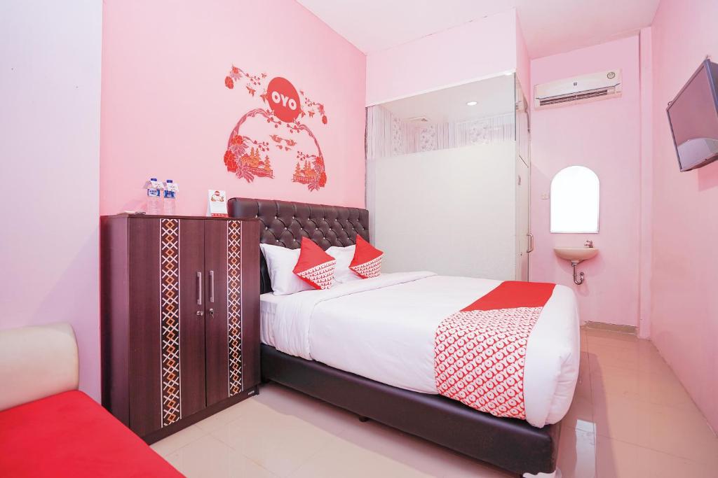 Postel nebo postele na pokoji v ubytování Hotel O Juanda Near Terminal International Juanda
